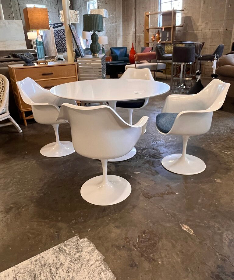 Knoll Saarinen Tulip Table 47"Diam