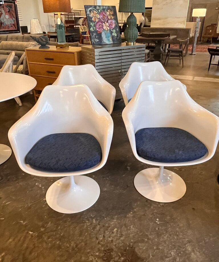 Set Of 4 Knoll Saarinen Swivel Dining Chairs 26"W x 23"D x 32"H