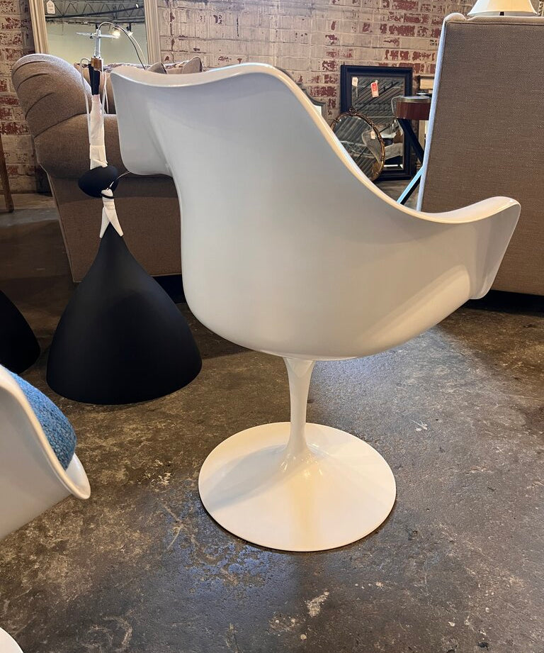 Set Of 4 Knoll Saarinen Swivel Dining Chairs 26"W x 23"D x 32"H
