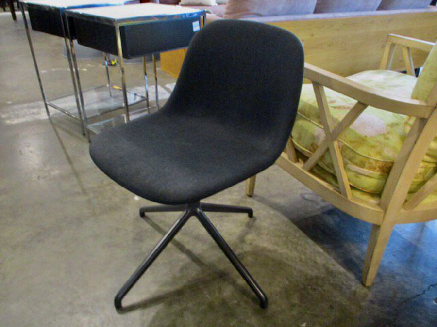 Muuto Swivel Office Chair 19"W x 17"D x 30"T