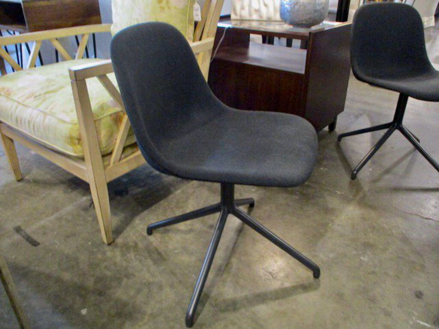 Muuto Swivel Office Chair 19"W x 17"D x 30"T